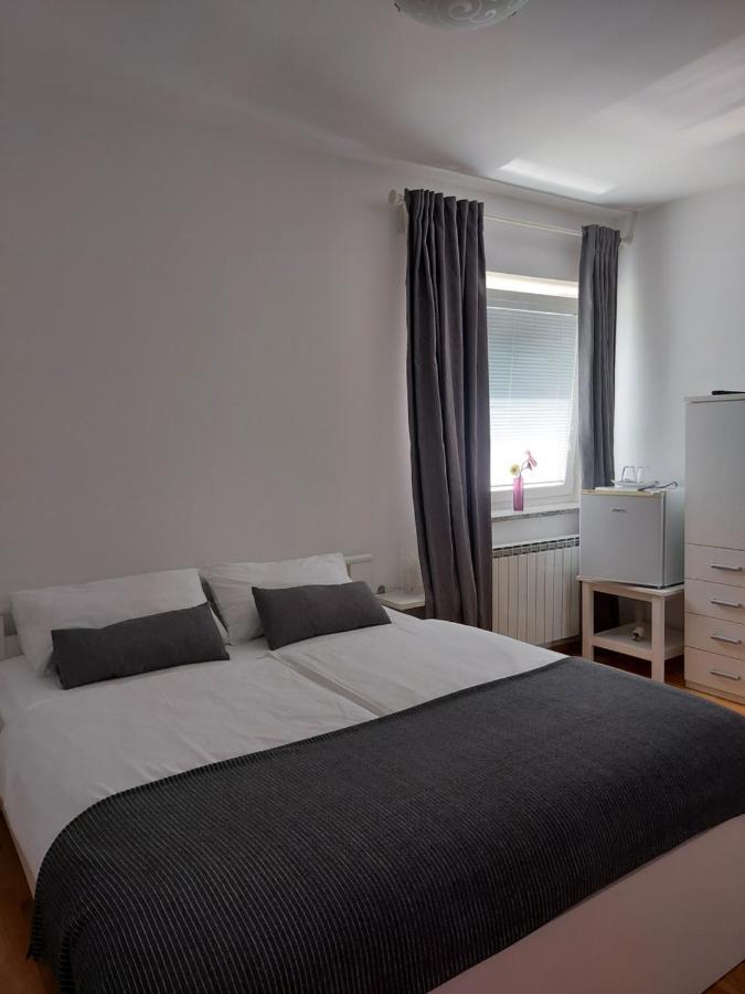 Guesthouse Pri Mihelovih Sežana Exteriör bild