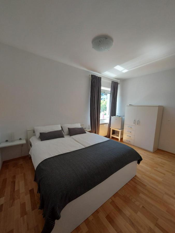 Guesthouse Pri Mihelovih Sežana Exteriör bild